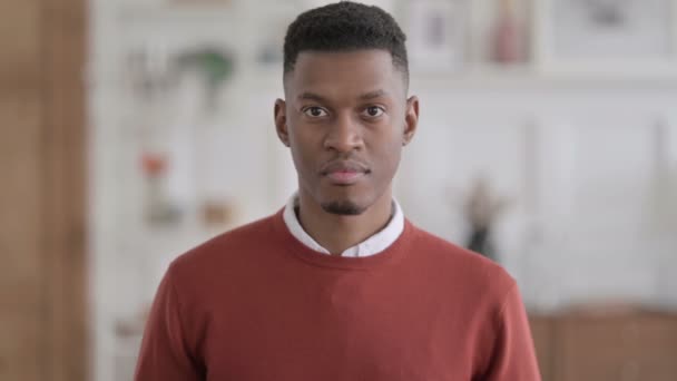 Portret van de Afrikaanse man wijzend naar camera en uitnodigend — Stockvideo