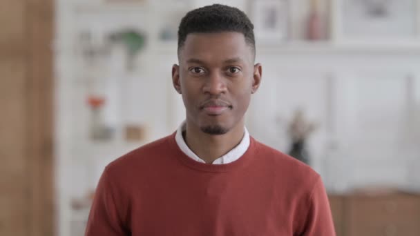 Retrato de Empresário Africano Emocionado Celebrando o Sucesso — Vídeo de Stock