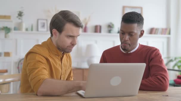 Homem Africano e Jovem Trabalhando no Laptop — Vídeo de Stock
