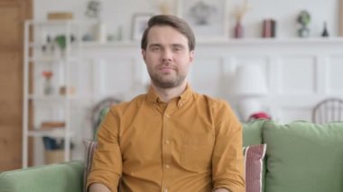 Elle Kalp İşareti Gösteren Genç Adamın Portresi