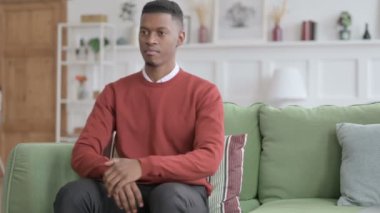 Afrikalı Adam Ayağa Kalkıyor Uzaklaşıyor, Koltuğu Terk Ediyor 