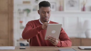 Ofiste otururken Tablet kullanan Afrikalı Adam