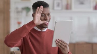 Ofisteki Afrikalı İşadamı 'nın Tablet' teki Video Çağrısı Portresi 