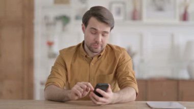 Genç Adam Akıllı Telefonla Kayıp 'a Tepki Veriyor 