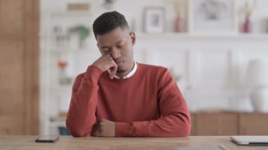 Uykulu Afrikalı Adam Ofiste Otururken Kestiriyor