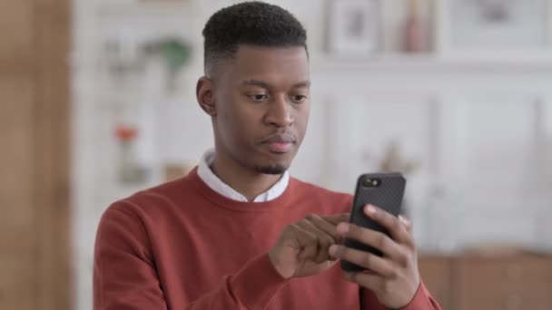 非洲商人在智能手机上庆祝的肖像 — 图库视频影像
