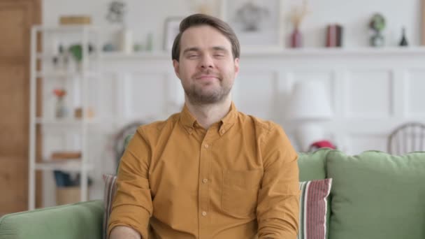 Portrait de jeune homme applaudissant, applaudissant — Video