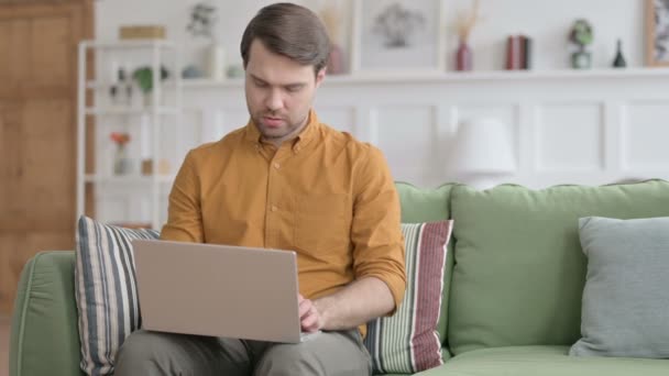 Fiatal férfi záró laptop, elhagyja kanapé — Stock videók