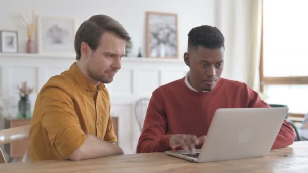 Homem Africano e Jovem Celebrando o Sucesso no Laptop — Vídeo de Stock