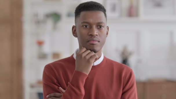 Портрет Pensive African Businessman Thinking — стоковое видео