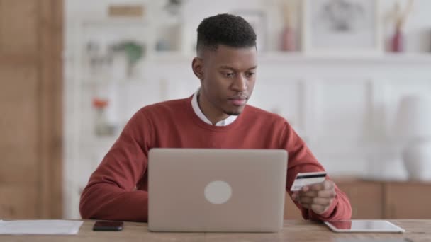 Uomo africano che effettua con successo il pagamento online sul computer portatile — Video Stock