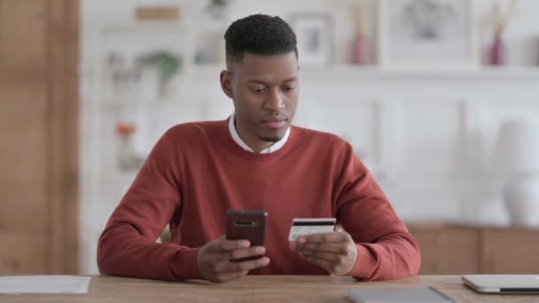 African Man dokonywania płatności online sukces na smartfonie — Wideo stockowe