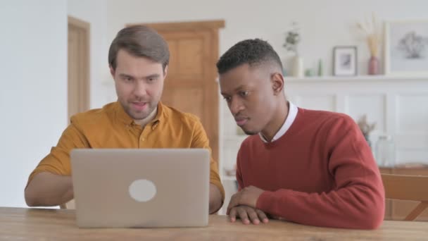 African Man i młody człowiek reaguje na straty na laptopie — Wideo stockowe