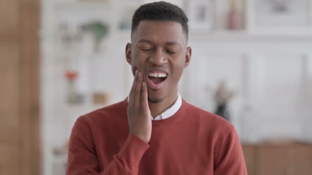 Portrait de l'homme africain ayant mal aux dents, la cavité — Video