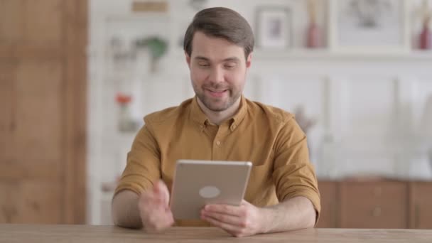 Młody człowiek robi Wideo Połączenie na tablecie w biurze — Wideo stockowe