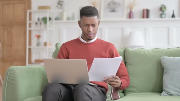 African Man με Laptop Αντίδραση στην Απώλεια στα Έγγραφα, Καναπές — Αρχείο Βίντεο