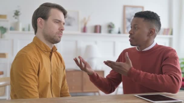 Giovane uomo litigando con l'uomo africano in carica — Video Stock