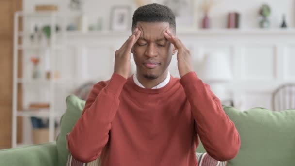 Portret Afrykanina z bólem głowy — Wideo stockowe