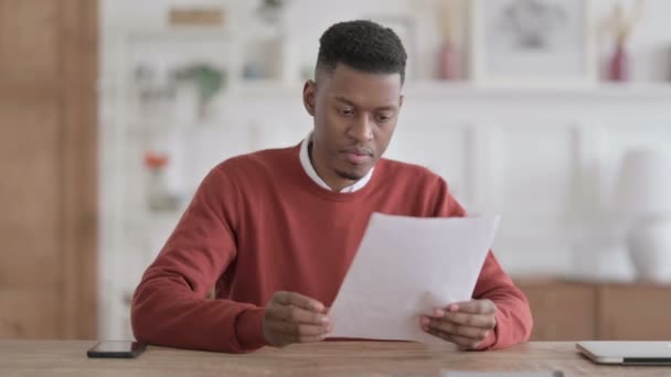 Homem Africano Reagindo à Perda em Documentos no Escritório — Vídeo de Stock