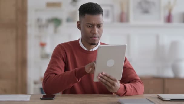 African Man mający straty na Tablet Inn Office — Wideo stockowe