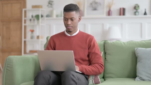 African Man Shaking Head as Yes Iniciar sesión mientras usa el ordenador portátil en la oficina — Vídeo de stock