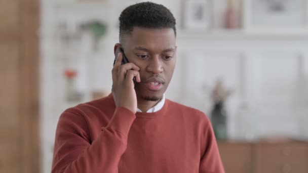 Retrato del empresario africano hablando enojado en Smartphone — Vídeos de Stock