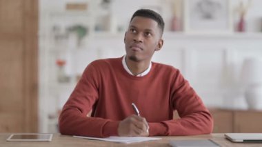 Ofiste Kağıt Yazarken Başarısız Olan Afrikalı Adam