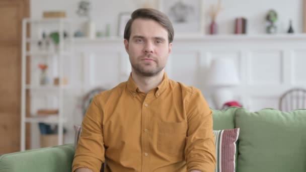 Retrato de Jovem Celebrando o Sucesso, Ganhando — Vídeo de Stock