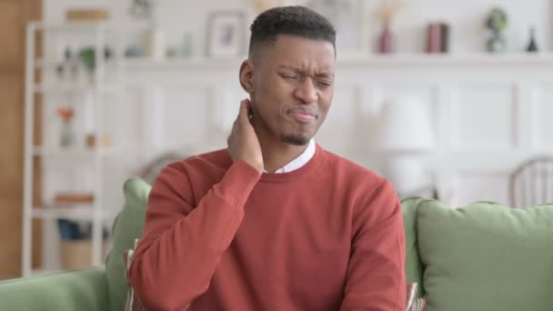 목에 통증을 느끼는 아프리카 남자의 모습 — 비디오