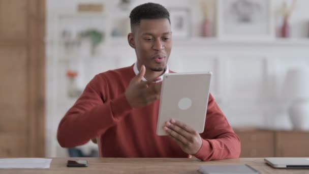 Africain faisant appel à la vidéo sur tablette au bureau — Video