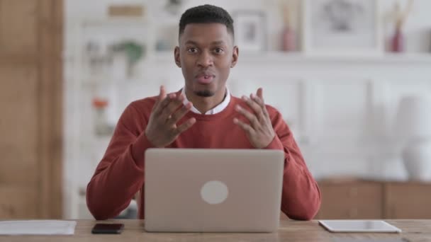 Africain avec ordinateur portable Parler sur appel vidéo au bureau — Video