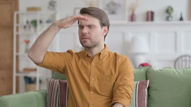 Portret van een jonge man op zoek naar — Stockvideo