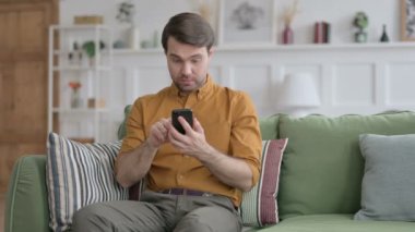 Genç adam evde Smartphone 'da Başarı Var