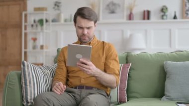 Genç Adam Tablet 'te Yitik Var Kanepede 