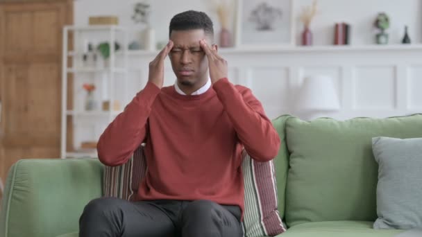 Uomo d'affari africano che ha mal di testa sul divano — Video Stock