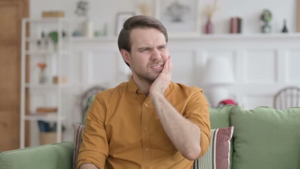 Portret van een jonge man met kaakpijn, tandinfectie — Stockvideo