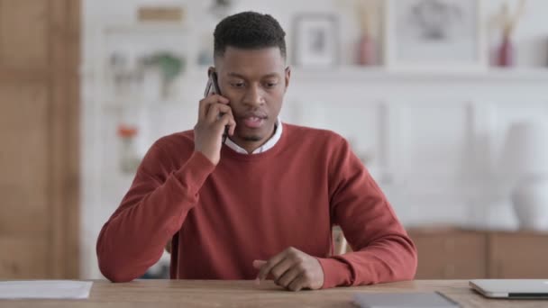 Africain Parler au téléphone au bureau — Video