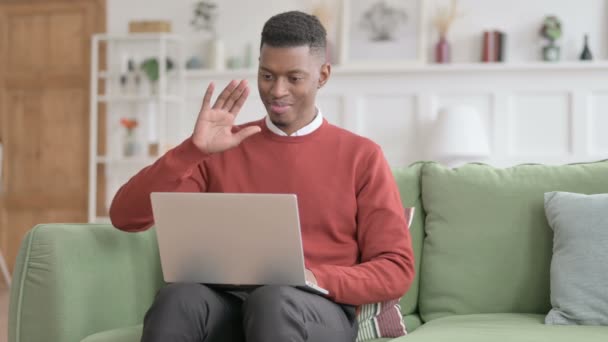 Africano uomo fare video chiamata su computer portatile su divano — Video Stock