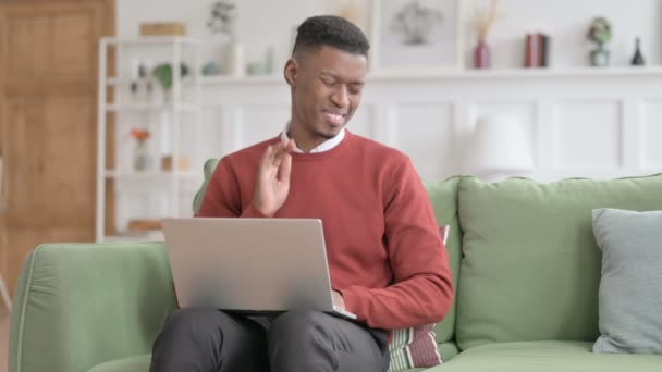 Afrikansk man med laptop har nacksmärta på soffan — Stockvideo
