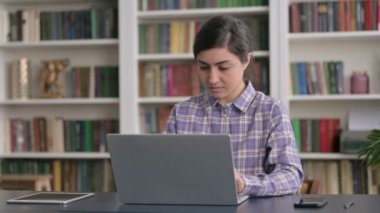 Hintli Kadın Dizüstü bilgisayarını kapattı Ayağa kalktı, Gidiyor