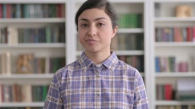 Hintli Kadın Portresi Kafa Sallama İşareti Yok