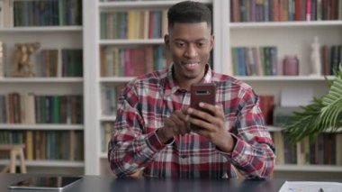 Akıllı Telefon 'da Başarılı Afrikalı Adam Kutluyor