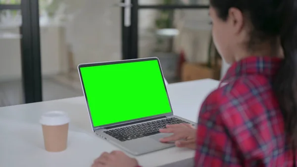 Indiase vrouw werken op laptop met groene scherm — Stockfoto