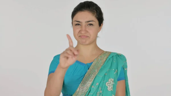 Indická žena ukazuje žádné znamení podle prst, popírání, bílé pozadí — Stock fotografie