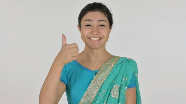 Indische Frau zeigt Zeichen "Daumen hoch", weißer Hintergrund — Stockfoto
