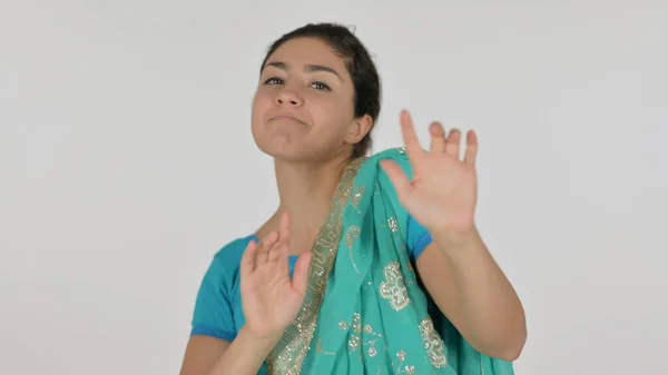 Felice donna indiana che balla, sfondo bianco — Foto Stock