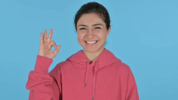 Indien fille montrant Ok signe avec doigt, fond bleu — Photo