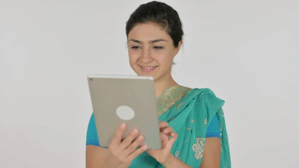 タブレットを使用してインドの女性,白の背景 — ストック写真