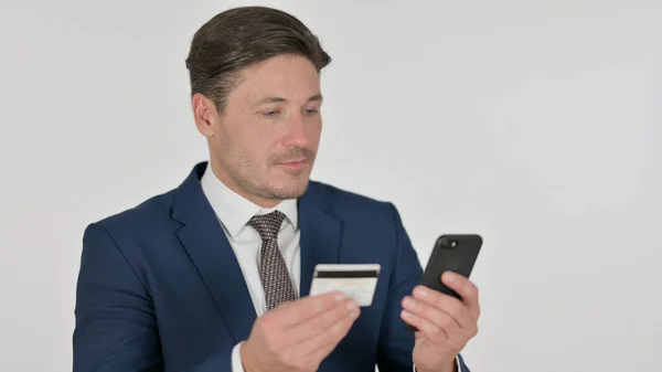 Mellomalders forretningsmann som foretar nettbetaling på Smartphone, hvit bakgrunn – stockfoto