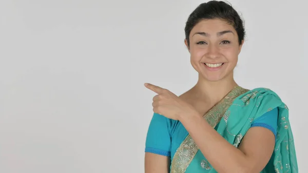 手に製品を示すインドの女性,白の背景 — ストック写真